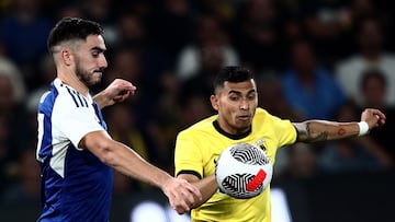 Athens (Greece), 19/08/2023.- AEK Athens player Orbelin Pineda (R) in action against Dinamo Zagreb'Äôs player Josip Sutalot (L) during the UEFA Champions League third qualifying round 2st leg soccer match between AEK Athens and Dinamo Zagreb, held at OPAP Arena in Athens, Greece, 19 August 2023. (Liga de Campeones, Grecia, Atenas) EFE/EPA/PANAGIOTIS MOSCHANDREOU