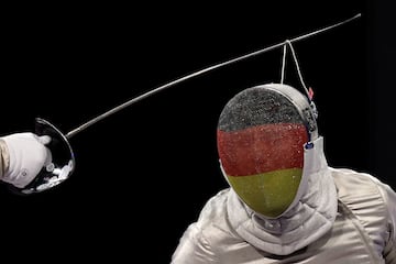 El alemán Maurice Schmidt, con los colores de la bandera germana en la rejilla de su careta, parece estar colgado del sable del británico Piers Gilliver. Ambos se enfrentaban por el oro en la categoría A de sable masculino durante los Juegos Paralímpicos cuando Gilliver enganchó el cable de la pinza que une la careta con la chaquetilla de su rival.