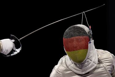 El alemán Maurice Schmidt, con los colores de la bandera germana en la rejilla de su careta, parece estar colgado del sable del británico Piers Gilliver. Ambos se enfrentaban por el oro en la categoría A de sable masculino durante los Juegos Paralímpicos cuando Gilliver enganchó el cable de la pinza que une la careta con la chaquetilla de su rival.