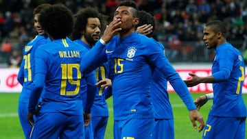 Paulinho celebra su gol con Brasil.