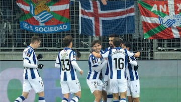 Real Sociedad's Spanish midfielder #23 Brais Mendez celebrates scoring his team's first goal with his team mates during the UEFA Europa League knockout round play-off first leg football match between FC Midtjylland and Real Sociedad de Futbol in Herning, Denmark on February 13, 2025. (Photo by Henning Bagger / Ritzau Scanpix / AFP) / Denmark OUT
