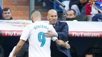 Zidane abraza a Benzema tras su cambio en el Bernab&eacute;u. 