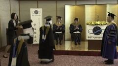 De ciencia ficción: la curiosa graduación a la que obligó el Covid-19 en Japón