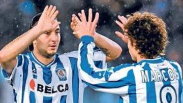 <b>CONEXIÓN. </b>Necati saluda a su compañero de la Real Marcos.