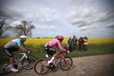 El ciclista australiano Alastair Mackellar del equipo EF Education - EasyPost durante la París-Roubaix 2026.