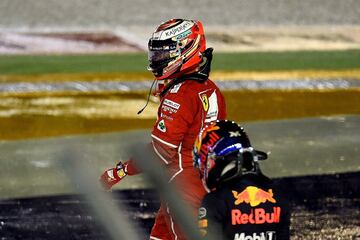 Kimi Raikkonen abandonando el circuito tras el incidente.