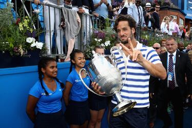 Feliciano López con el Trofeo de campeón.