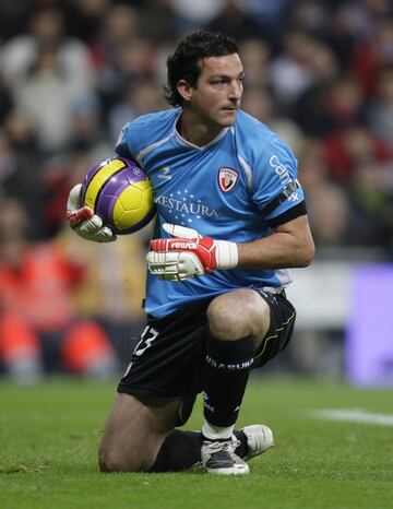 Jugó con el Atleti la temporada 1996-97. Defendió la camiseta del Osasuna durante siete temporadas desde 2005 hasta 2013. 