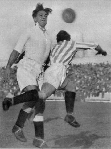 Jugó desde 1929 hasta 1946. Sigue siendo el máximo goleador del Sevilla con 214 tantos. 