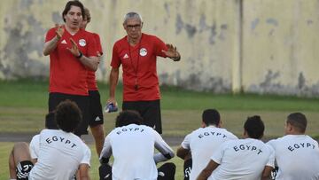 H&eacute;ctor C&uacute;per habla con los jugadores de Egipto en el entrenamiento previo a la final.