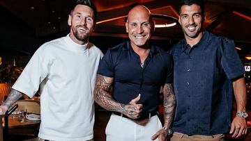 Messi atiende a sus fans afuera de un restaurante en Miami