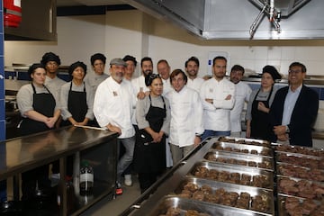 Foto de familia de todos los que han colaborado en esta comida solidaria organizada por el Ayuntamiento de Madrid y PROVACUNO y ejecutada por ocho chefs estrella Michelín.