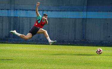 El Málaga sigue su caza al liderato ante un Algeciras con sabor americano