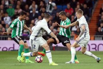 Dani Ceballos y Rubén Castro con Toni Kroos y Dani Carvajal.