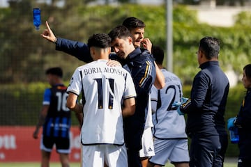 Pau Quesada da instrucciones a Borja Alonso durante un Real Madrid C-Parla.