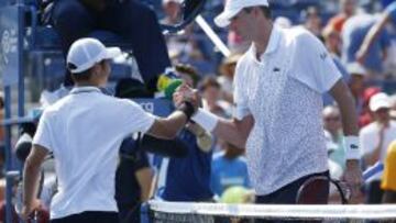 Isner saluda a Giron tras derrotarle.