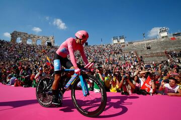 Richard Carapaz ya es un Grande del ciclismo. El ecuatoriano ha ganado la primera Gran Vuelta de su carrera deportiva tras subir a lo más alto del podio en el Giro de Italia 2019.