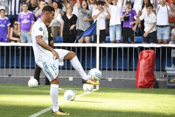 La presentación de Theo Hernández en imágenes