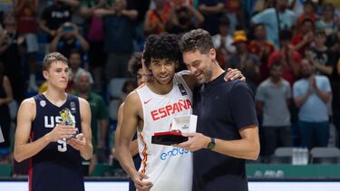 Málaga.10/07/2022. El ala-pivot de la selección española, Izan Almansa, tras recibir de manos del exjugador Pau Gasol el premio como MVP del mundial sub 17, en la entrega de trofeos a la finalización del encuentro por la final del campeonato que han disputado hoy domingo frente a Estado Unidos en el Palacio de los Deportes José María Martín Carpena de Málaga. EFE/Carlos Díaz