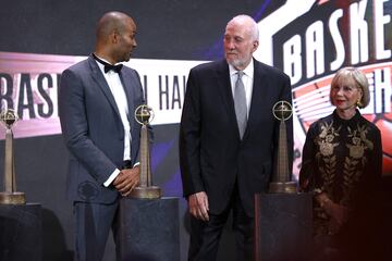 El jugador Tony Parker y el entrenador Gregg Popovich, que coincideron 17 años en los San Antonio Spurs, ganando juntos 4 veces el título de la NBA.