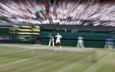 Wimbledon takes time to chill before fizz of 'Manic Monday'