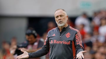 Soccer Football - Brasileiro Championship - Athletico Paranaense v Internacional - Arena da Baixada, Curitiba, Brazil - July 16, 2022 Internacional coach Mano Menezes REUTERS/Rodolfo Buhrer