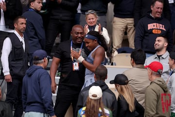 Coco Gauff celebra la victoria con su padre Corey Gauff.