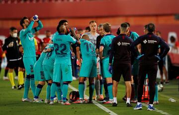 Los jugadores del Barcelona en la pausa de un minuto  para la hidratación.