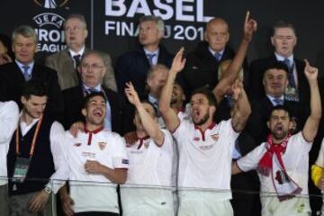 Los jugadores del Sevilla recogen el trofeo que les acredita como campeones de la Europa League.