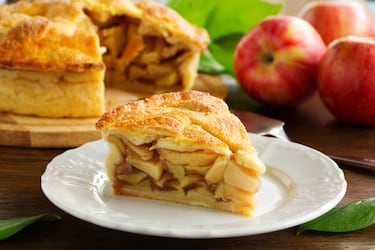 La tarta de manzana no es un invento estadounidense —aunque hoy el apple pie sea símbolo cultural de EE. UU.— sino que su origen está en Europa, especialmente en Inglaterra, donde aparecen las primeras recetas documentadas.