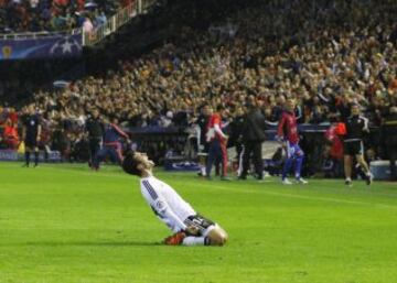 2-1. Gayá celebró el segundo gol que Mitrovic marcó en propia puerta.