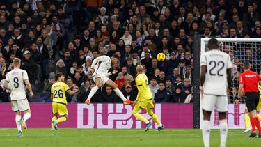 Centro de Modric al área y le llega a Bellingham para rematar de cabeza y picarla abajo, superando a Jörgensen.