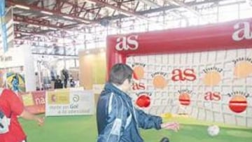 <b>PUNTERÍA FUTBOLÍSTICA. </b>Los asistentes a Expodepor pueden ejercitar su puntería futbolística en el stand de AS, bajo el lema "Mete un gol a la obesidad".