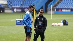 Miku y Borja Jiménez charlan en un entrenamiento del Deportivo