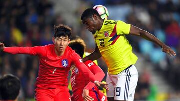 As&iacute; les fue a los jugadores de la Selecci&oacute;n Colombia 1x1 ante Corea del Sur en el amistoso. Duv&aacute;n Zapata intenta cabecear un bal&oacute;n ante Son Heung Min