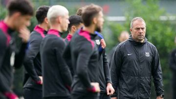 SANT JOAN DESPÍ (BARCELONA), 02/11/2024.- El entrenador del FC Barcelona, Hans Flick (d), dirige un entrenamiento del equipo este sábado en la Ciudad Deportiva Joan Gamper, en Sant Joan Despí (Barcelona). EFE/ Enric Fontcuberta