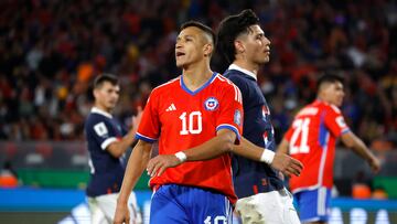 El jugador de la seleccion chilena, Alexis Sánchez, es fotografiado durante el partido de clasificación al Mundial 2026 contra Paraguay disputado en el estadio Monumental.