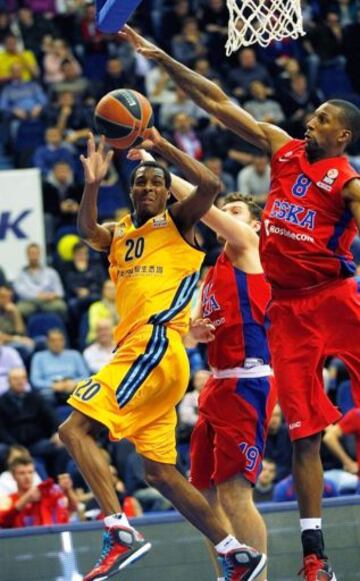 Alex Renfroe (Alba Berlín) intenta evitar el tapón de Nicholls (CSKA Moscú).