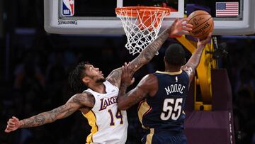 Brandon Ingram trata de taponar la bandeja de E'Twaun Moore.