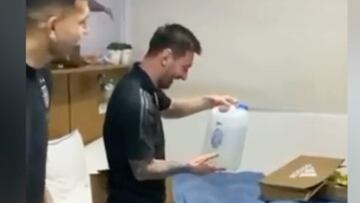 Los 'regalos troll' a Messi por su cumpleaños: cuando vio el bidón no sabía ni dónde colocarlo