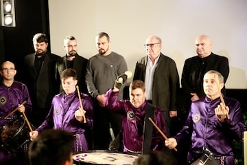(De izquierda a derecha) Adrián, Diego, Manuel, Carlos y Antonio Saura, hijos de Carlos Saura, mientras tocan los Tambores de Calanda en la capilla ardiente del director instalada en la Academia de Cine.