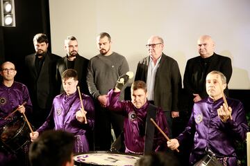 (De izquierda a derecha) Adri¨¢n, Diego, Manuel, Carlos y Antonio Saura, hijos de Carlos Saura, mientras tocan los Tambores de Calanda en la capilla ardiente del director instalada en la Academia de Cine.