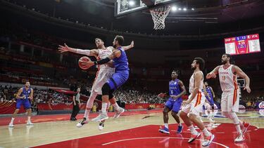 Claver, frente a Belinelli, con Llull y Marc Gasol detrás.