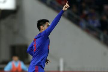 El jugador de Universidad de Chile, Felipe Mora, celebra su gol contra San Luis durante el partido amistoso en el estadio Nacional de Santiago, Chile.