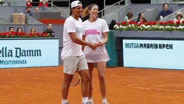 Rafa Nadal y Garbiñe Muguruza juegan como pareja durante el Charity Day del Mutua Madrid Open 2016.