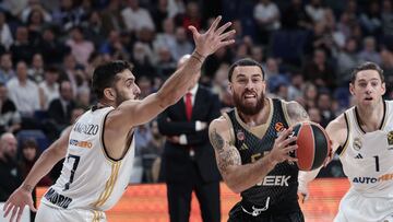 Mike James defendido por Facundo Campazzo.