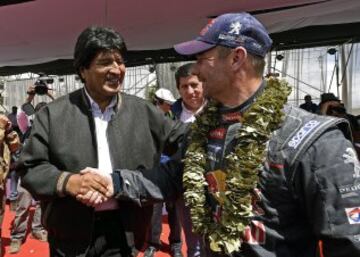Quinta etapa, San Salvador de Jujuy-Uyuni.  El presidente de Bolivia Evo Morales con el ganador de la etapa, Sebastien Loeb.