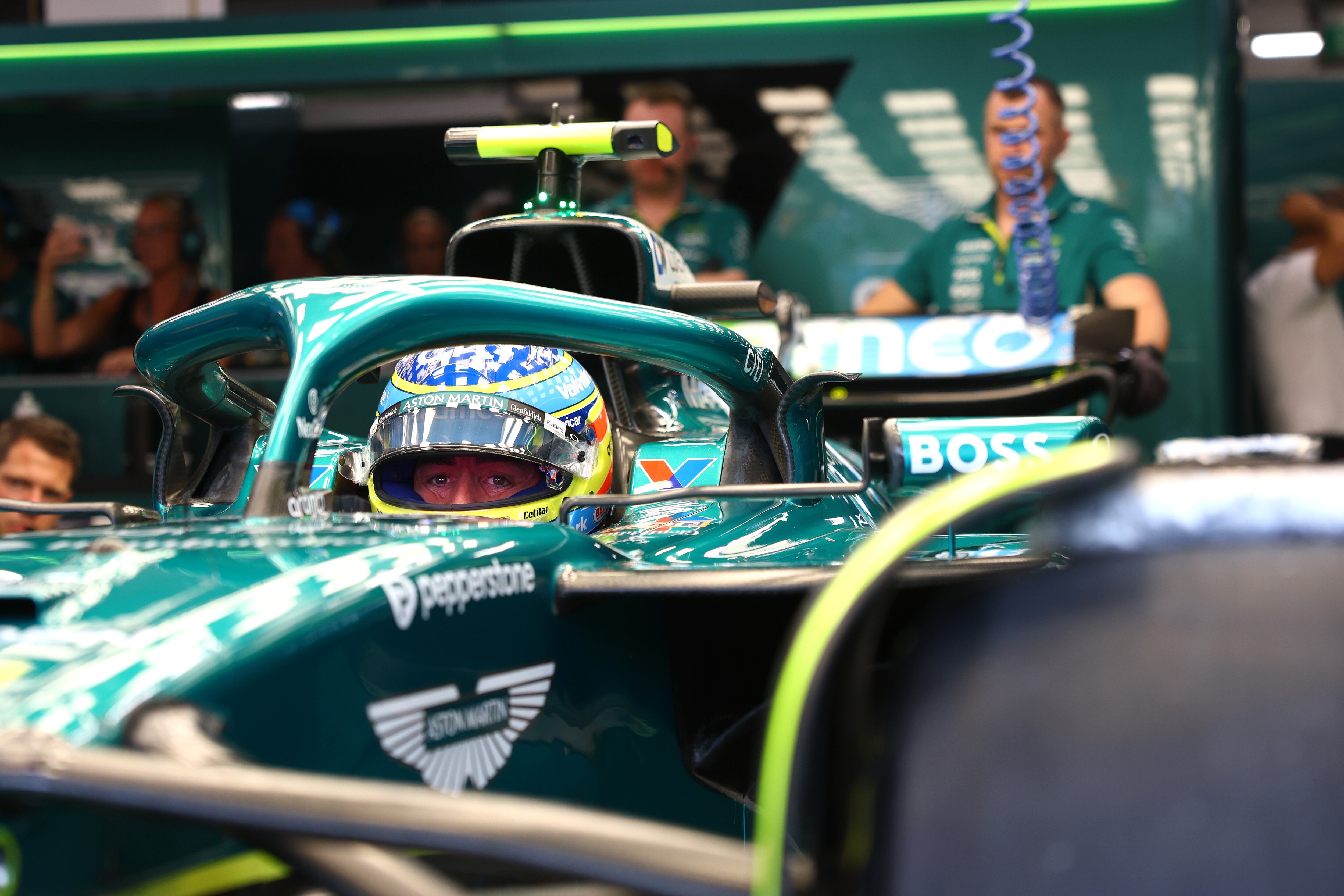 Singapur, Singapur - 03 de octubre: el grupo Fernando Alonso y Aston Martin F1 de España están listos para conducir antes de entrenar que el Gran Premio de F1 de Singapur en Singapur Singapur Singapur Singapur Singapur. .