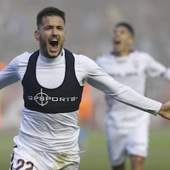 Rey Manaj entrena con el grupo con una máscara protectora