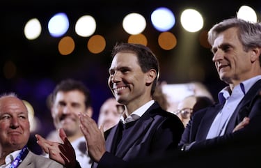 Rafael Nadal aplaude al español Carlos Alcaraz por ganar el Abierto de Australia individual masculino contra el serbio Novak Djokovic.